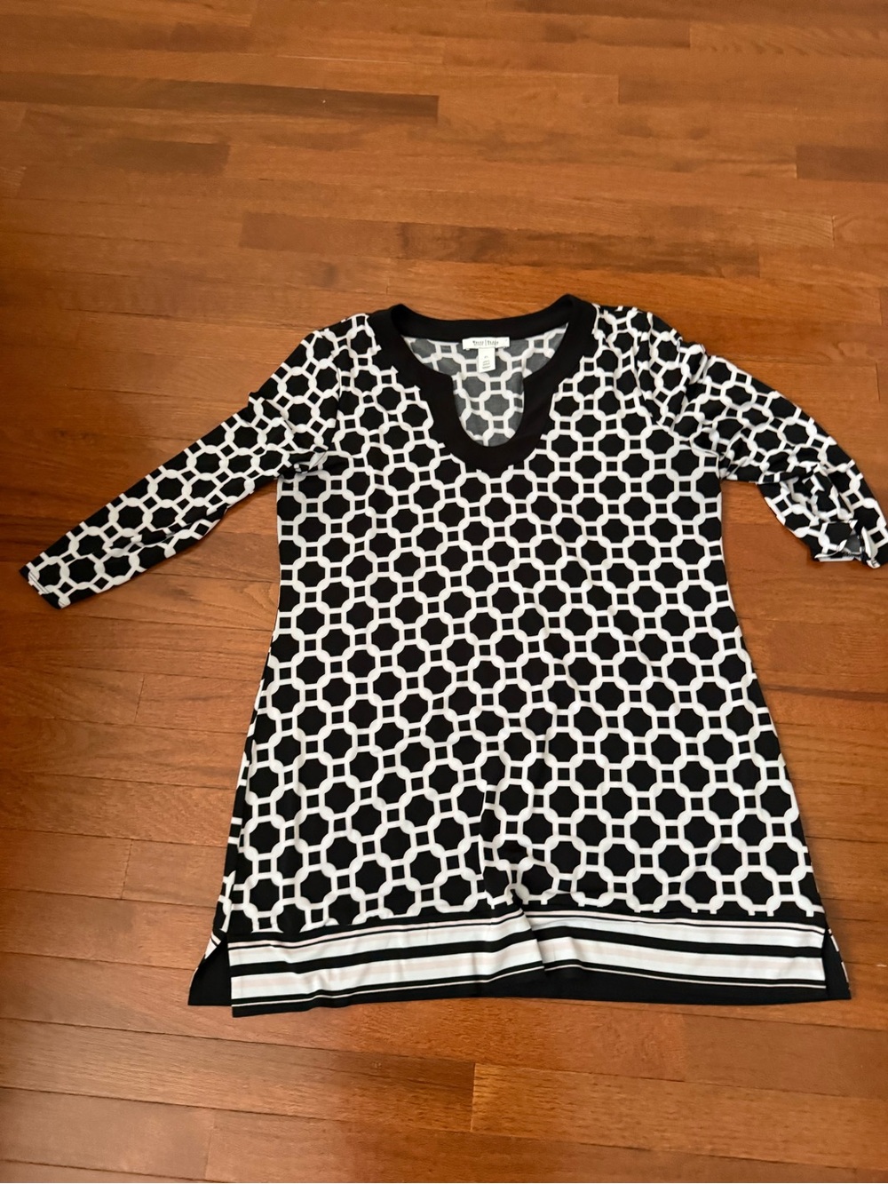 White House Black Market Geometric Print V-Neck Tunic Top - Black & White